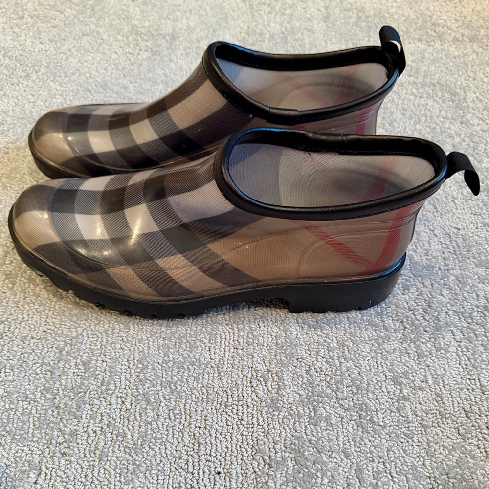 2000s Burberry Women’s Rain Shoes in Size 10